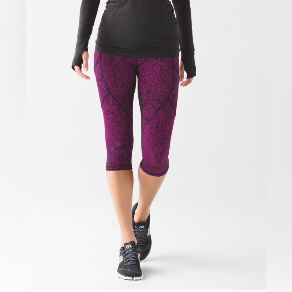 LULULEMON EUC OUTRUN 17” CROP/ Antique paisley deep fuschia